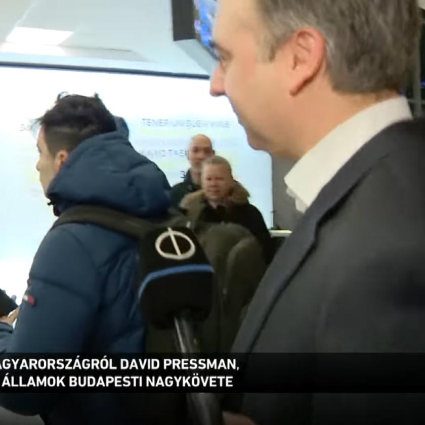 Durván meghamisította az M1 Híradó David Pressman ferihegyi megszólalását, de egy videó lebuktatja őket