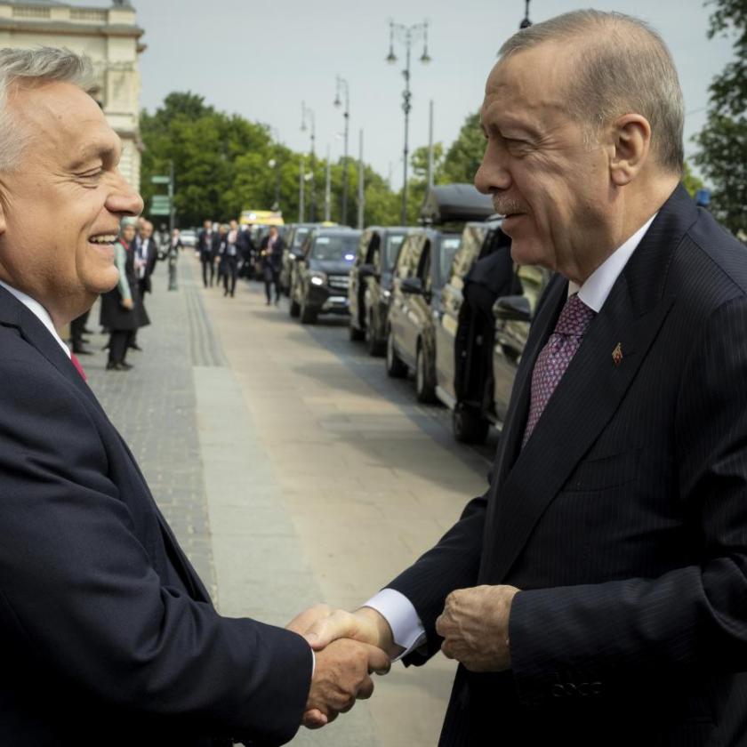 Nyomkövetővel tartanák távol a kormány által meghívott vezetőktől az ellenük tüntetőket 