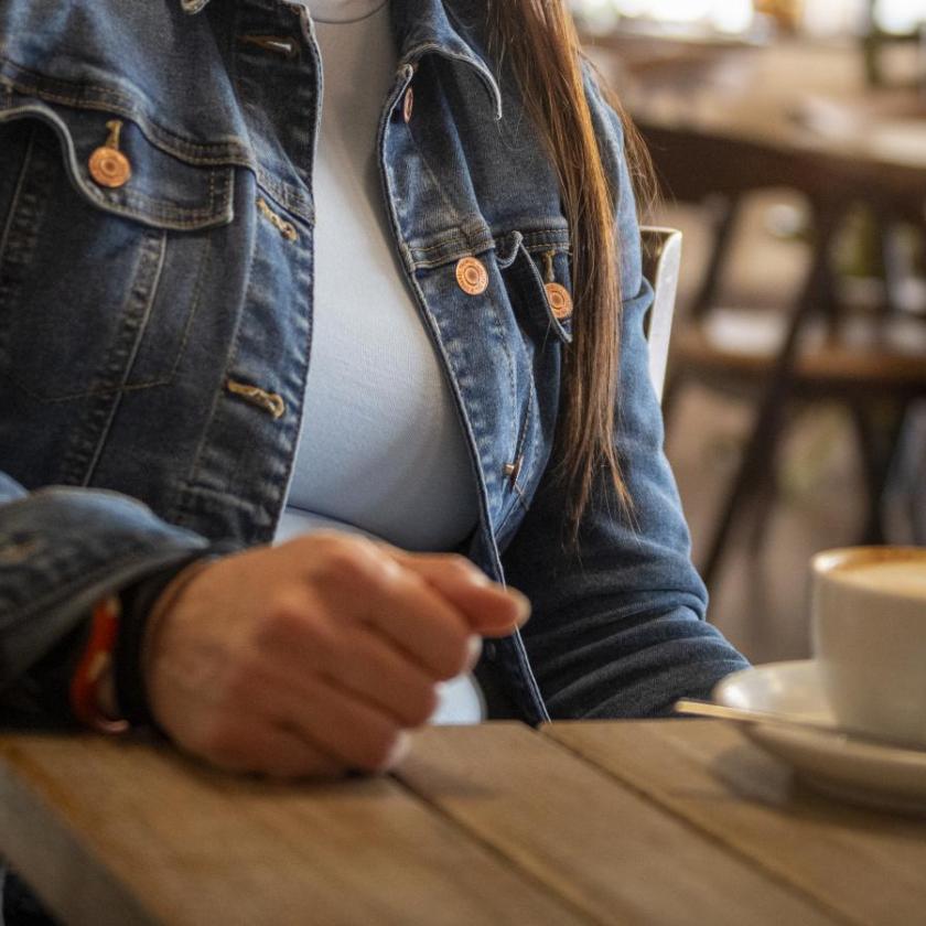 Bántalmazás hatósági engedéllyel – Határokon átnyúló jogsértés, hamis vád és a gyerekvédelem totális csődje egy magyarországi elhelyezési ügyben