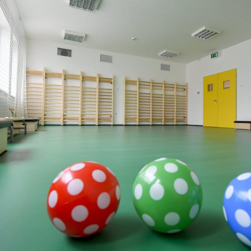 Újabb öt évre pályázik az iskolaigazgató, aki megpróbálhatta eltitkolni a diákok szexuális zaklatását, a tankerület őt támogatja 