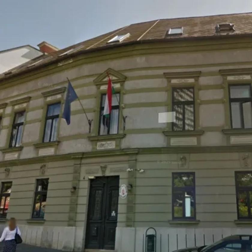 Megszülte a babáját, majd kidobta a lomok közé