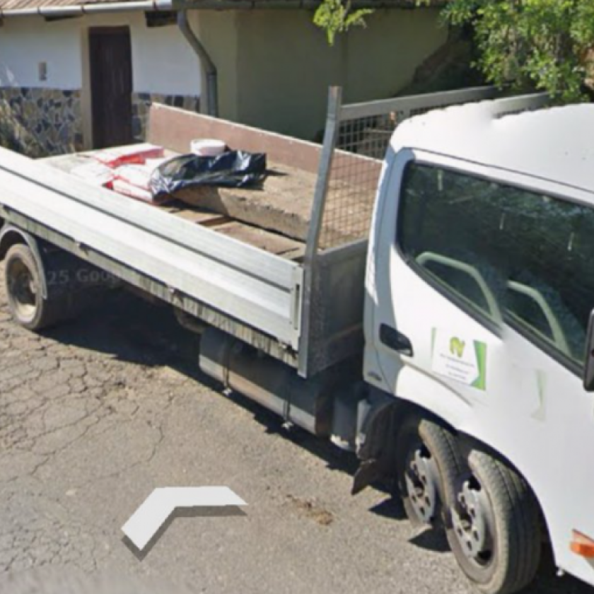 A Google Streetview buktathatta le Pilis városüzemeltetési cégének vezetőjét, hogy a saját házánál fusiztatta titokban az embereit 