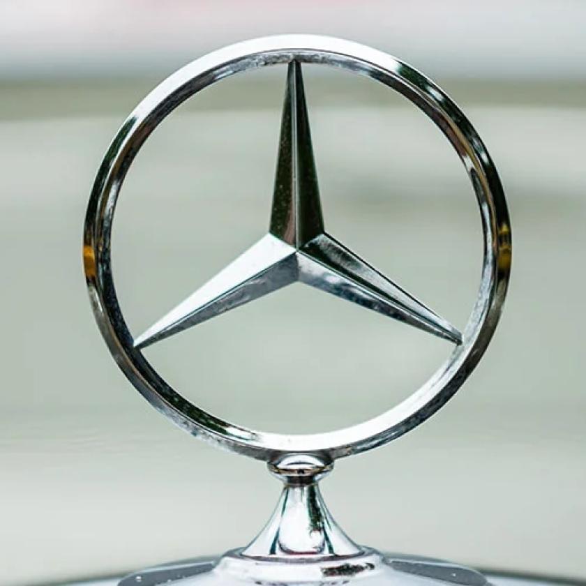 Baj van, már a Mercedest sem veszik