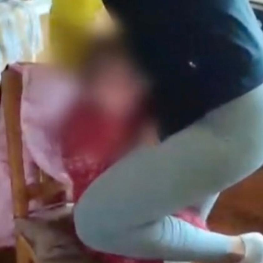 A hajánál fogva rángatta, majd rá is térdelt 2 éves kislányára egy baranyai anyuka