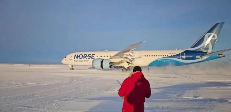 Óriásgép landolt az Antarktisz jegén