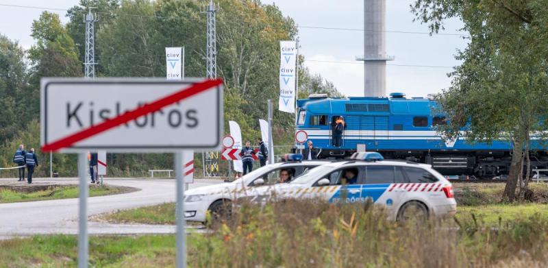 Senki nem tudja, ki engedélyezte a Mészáros Lőrinc érdekeltségű cégnek, hogy lezárjon egy vasúti átjárót az építkezés megtekintése miatt 