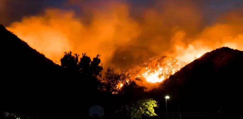 Újabb tűz tombol Los Angeles megye északi részén, tízezreket evakuálnak