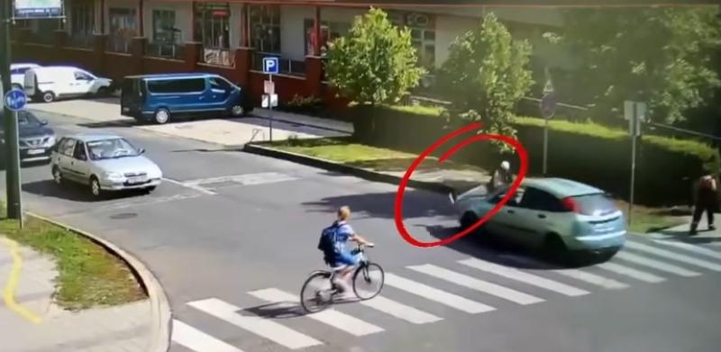 A zebrán kizárólag a gyalogosoknak jár elsőbbség!